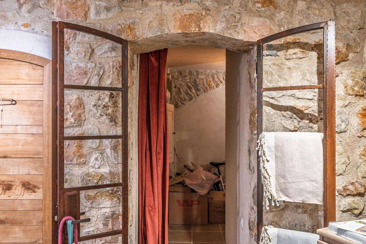 Commerce à VALBONNE