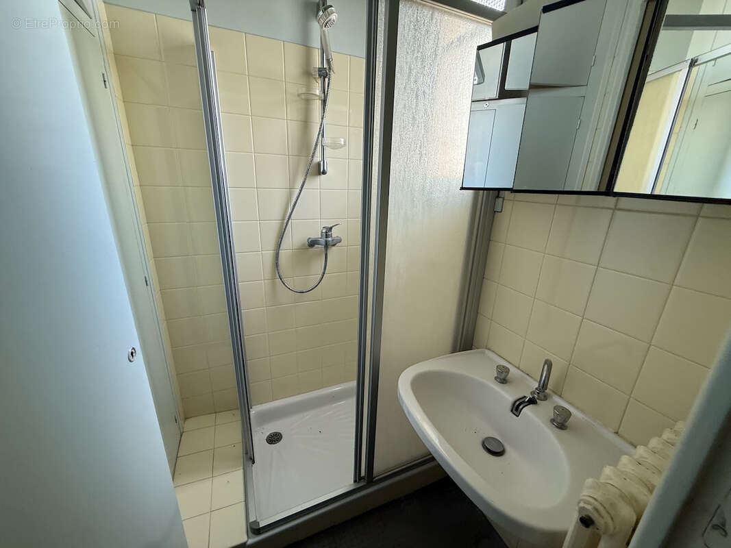 Maison des années 70 à Villeneuve-sur-Lot Rive droite Située dans un quartier prisé à deux pas du centre-ville, cette maison des - photo 9