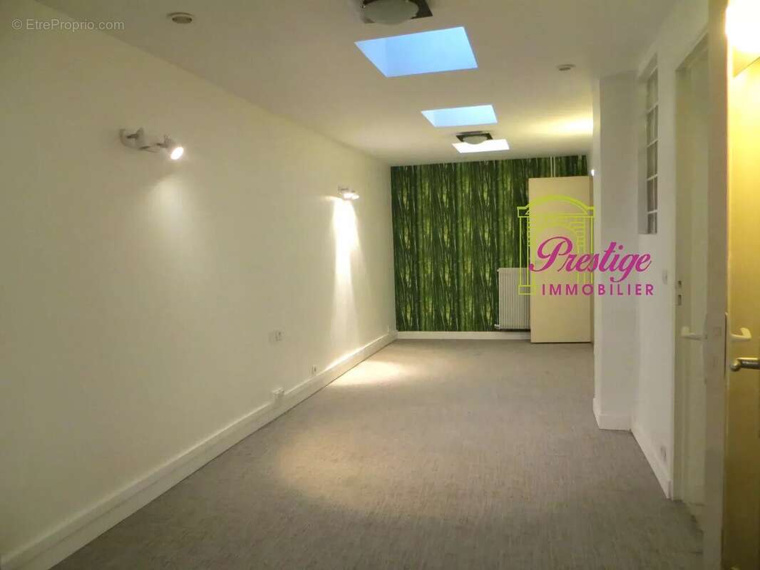 Commerce à LE MESNIL-LE-ROI