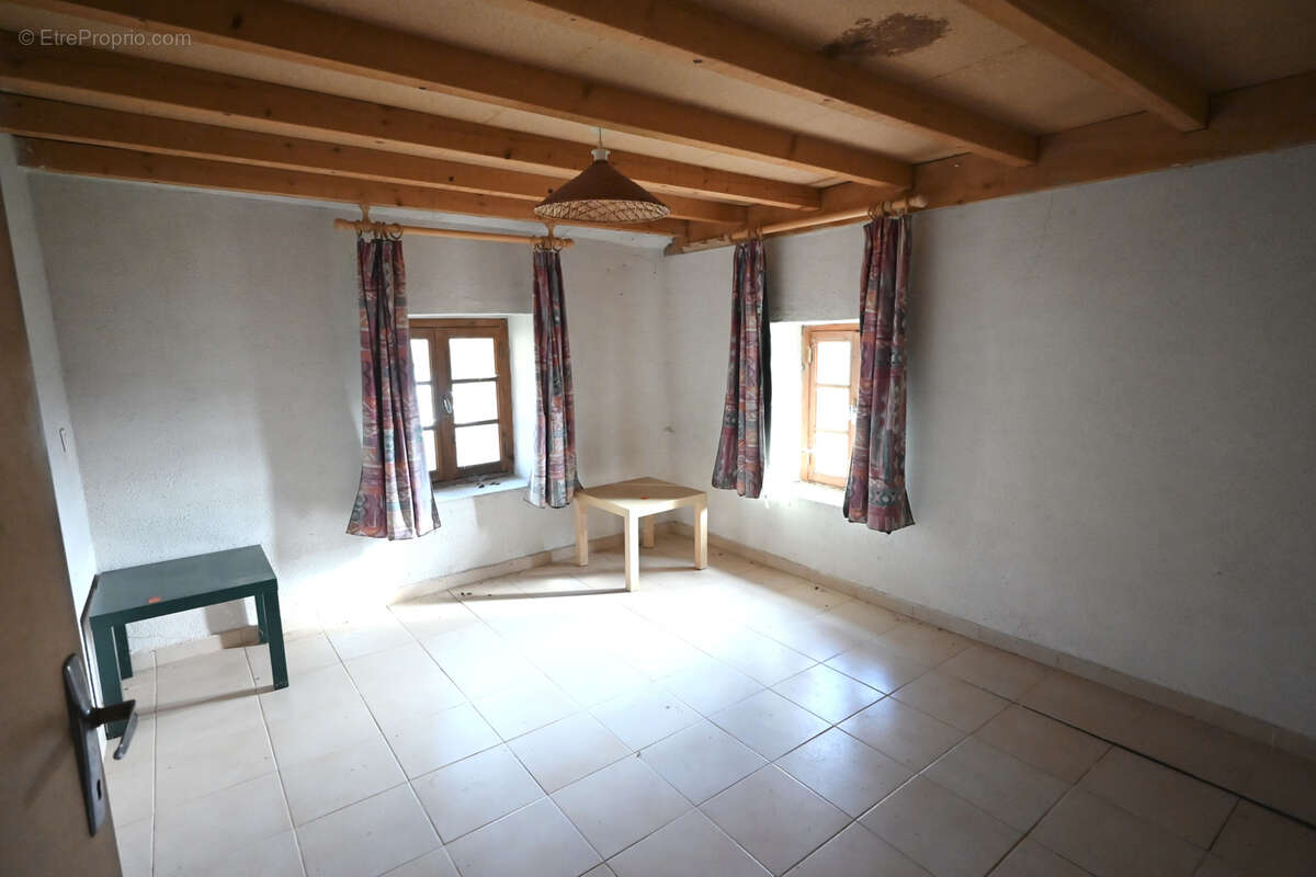 Maison à SAINT-HILAIRE-CUSSON-LA-VALMITTE