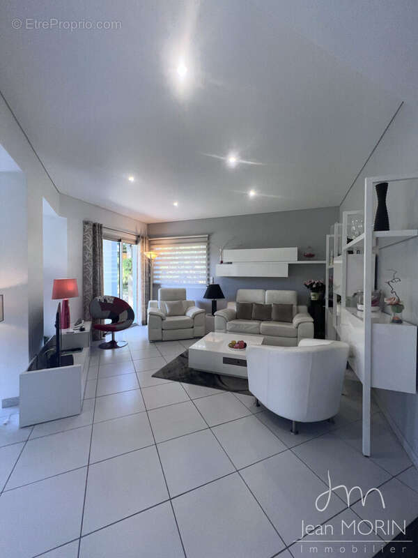 SALON RDC - Maison à BOURG-DE-PEAGE