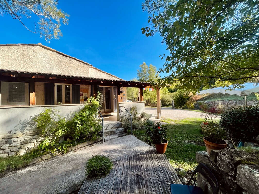 Commerce à CORNILLON-SUR-L&#039;OULE