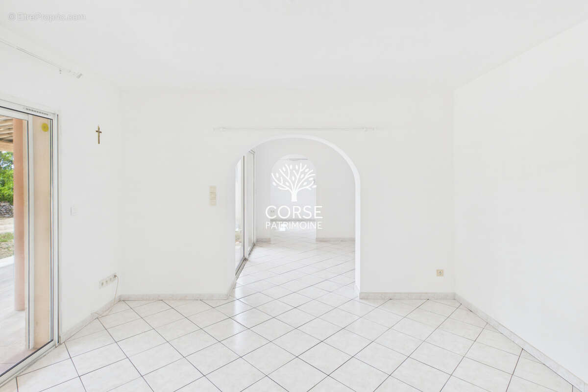 Maison avec appartement indépendant sur terrain piscinable et constructible - photo 5