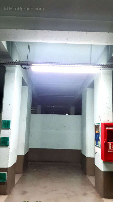 Parking à PARIS-16E