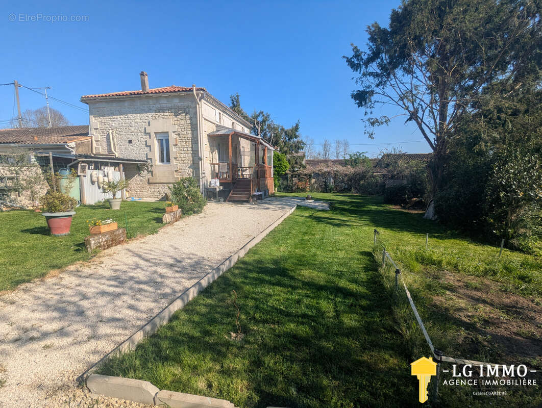 Charmante maison charentaise de 85 m2, 3 chambres, entierement renovee - photo 16