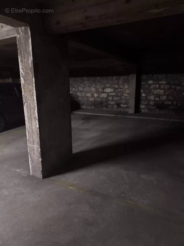 Parking à PARIS-12E