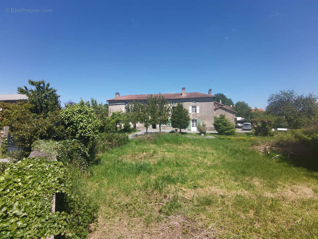 Ancien presbytere avec jardin clos de murs - photo 2