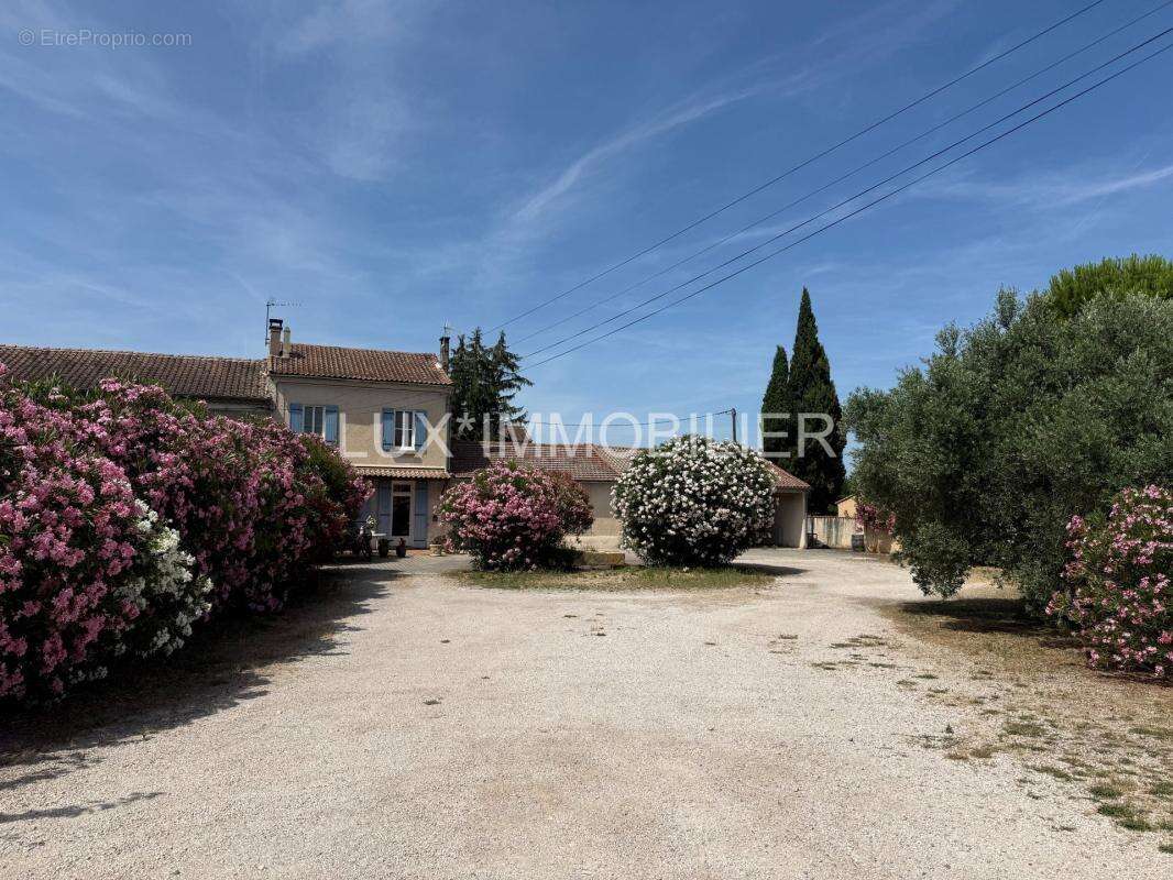 Chateaurenard - mas avec dependances a rafraichir - photo 16