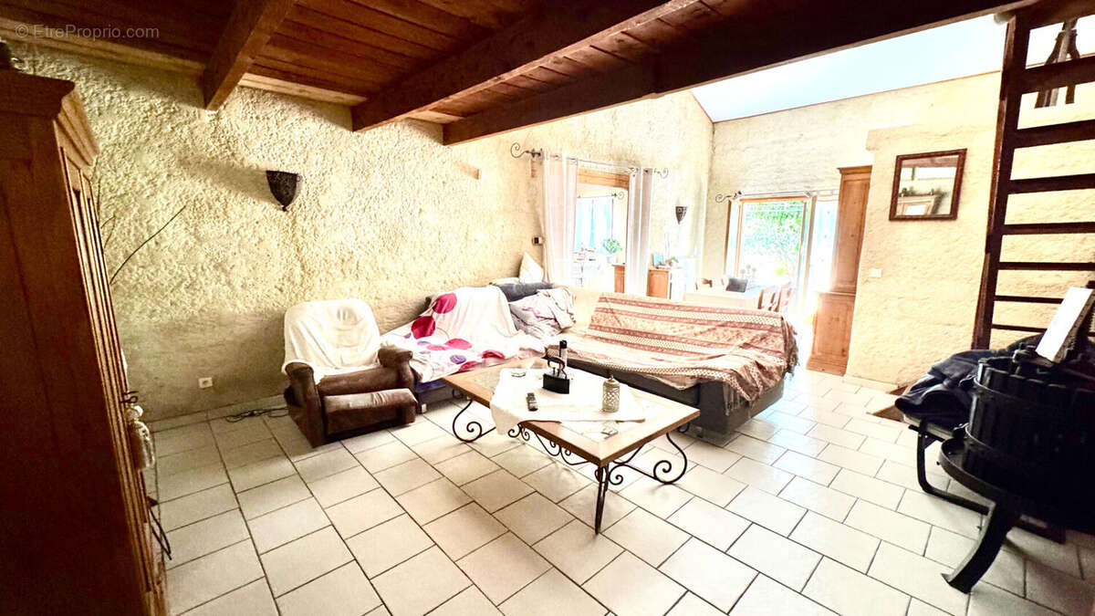 Mas avec piscine et dependances sur 1133 m² de jardin clos et arboré. - photo 10