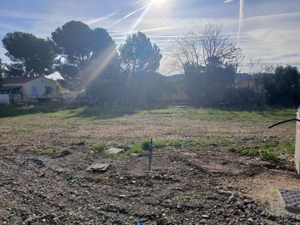 Terrain à LA FARE-LES-OLIVIERS