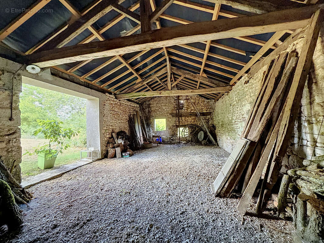 SECTEUR LA ROCHEFOUCAULD Jolie maison de campagne avec 2 granges et jardin - photo 12
