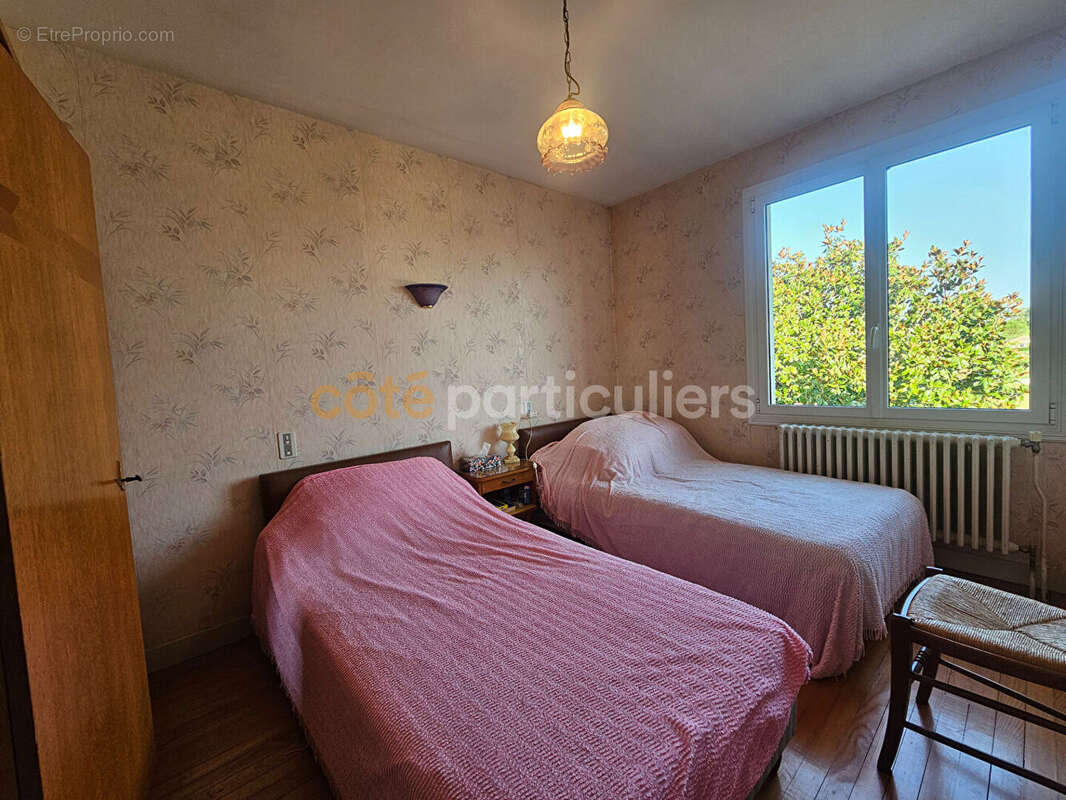 Maison  sur deux niveaux avec garages et jardin. - photo 8