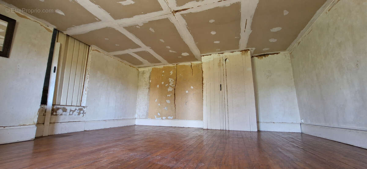 Maison en pierre de caractère à rénover . Un véritable coup de coeur pour les amoureux de l'authenticité ! - photo 5