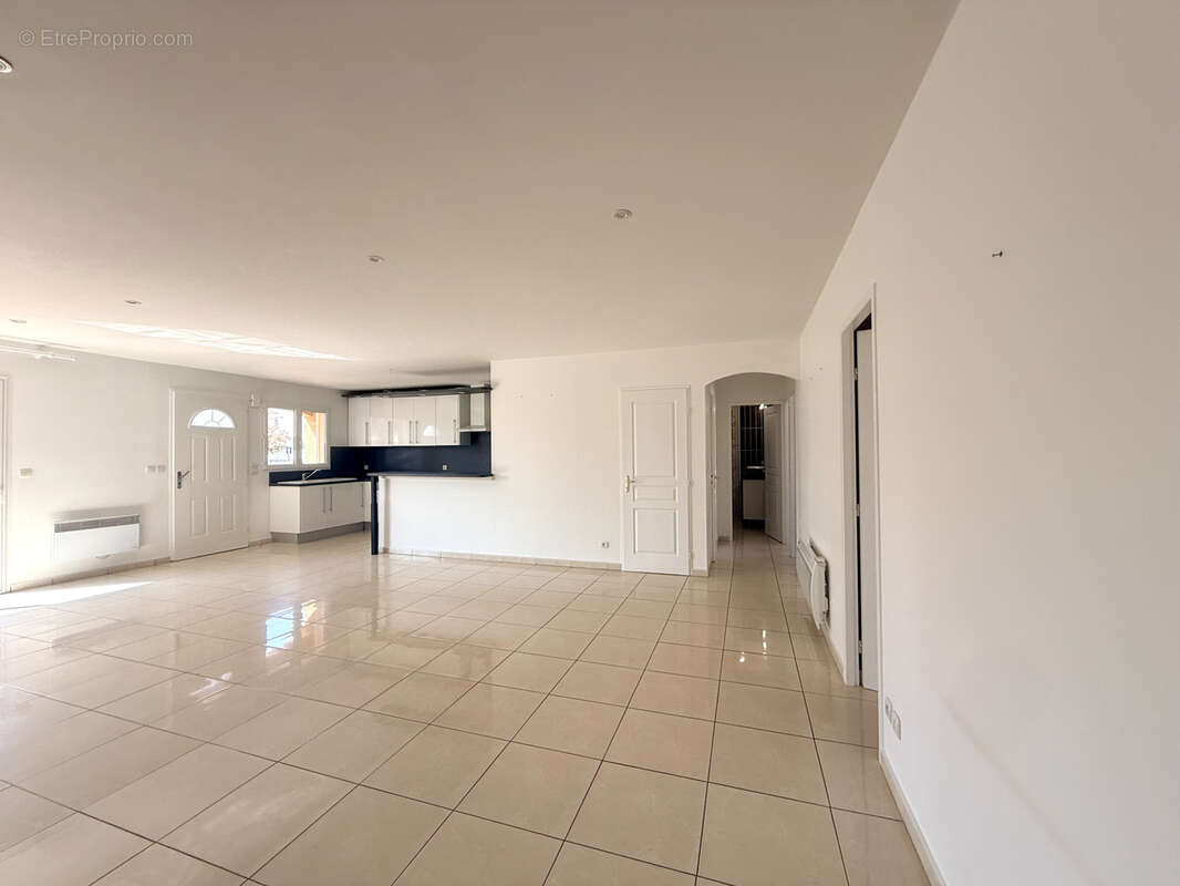 Vente villa plain pied 3 faces de type  et garage, 66300 Trouillas. - photo 4