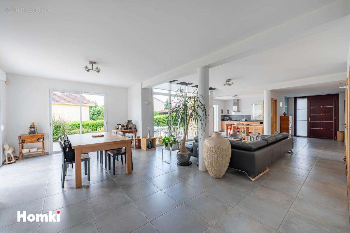 Propriété familiale T11 de 306.89 m² - photo 4