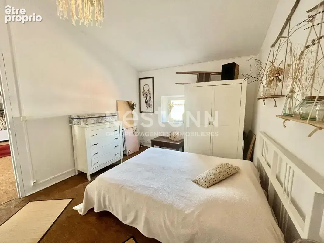Maison de ville de 209 m² avec cinq chambres cour atelier et toiture rénovée au coeur dun village du Minervois - photo 12