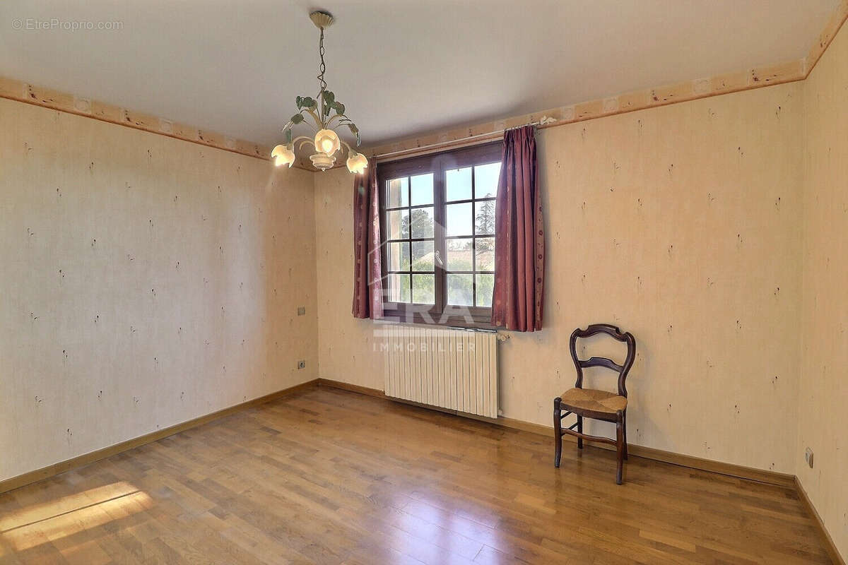 Maison à ENTRAIGUES-SUR-LA-SORGUE