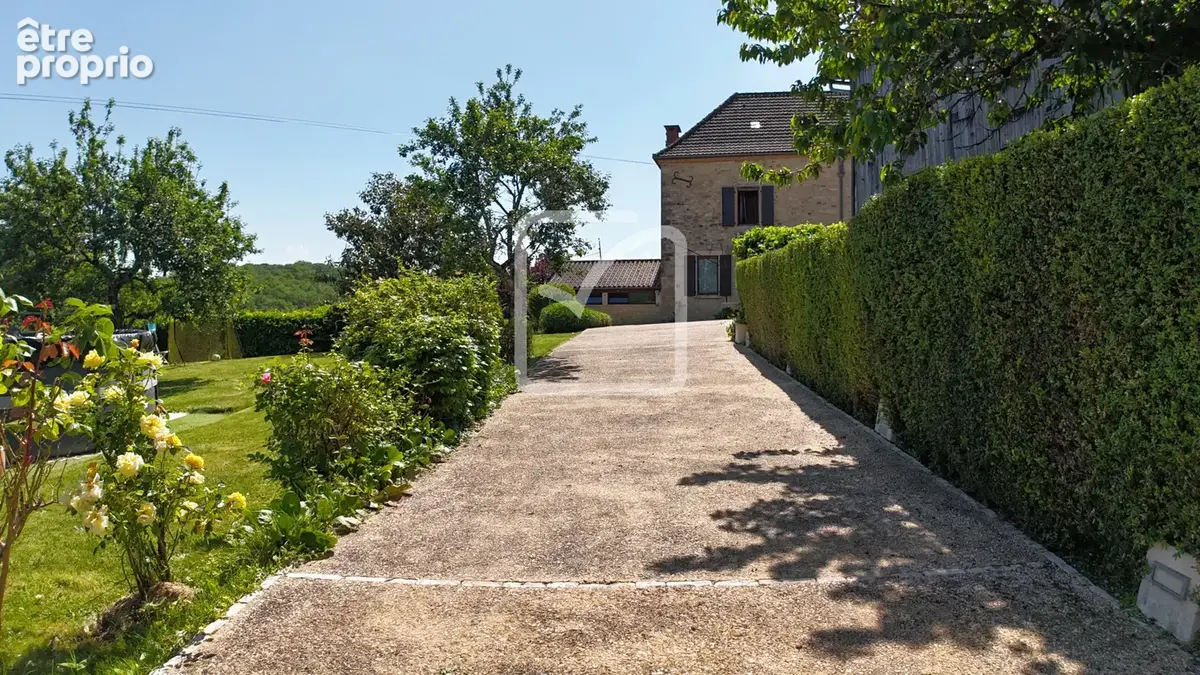 Grande maison familiale en pierre   Volumes, confort et potentiel à Gourdon - photo 1