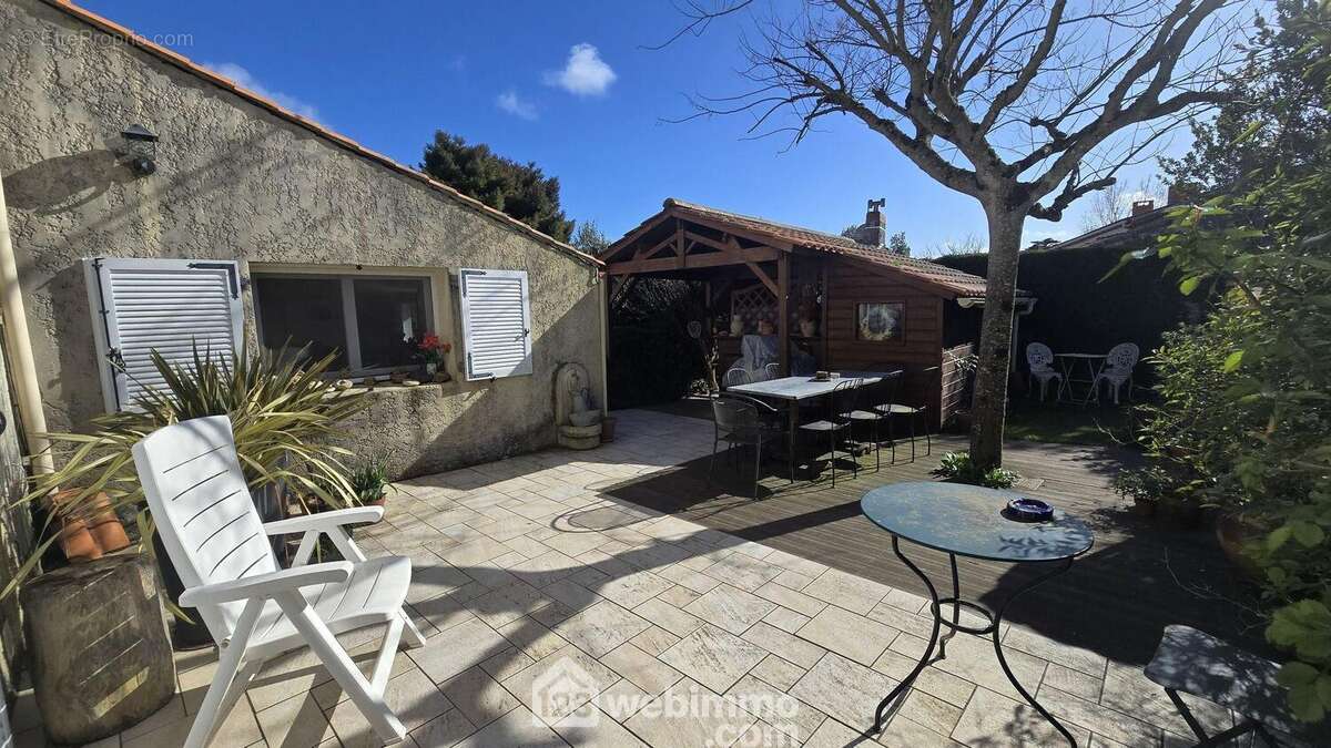 Terrasse devant le salon