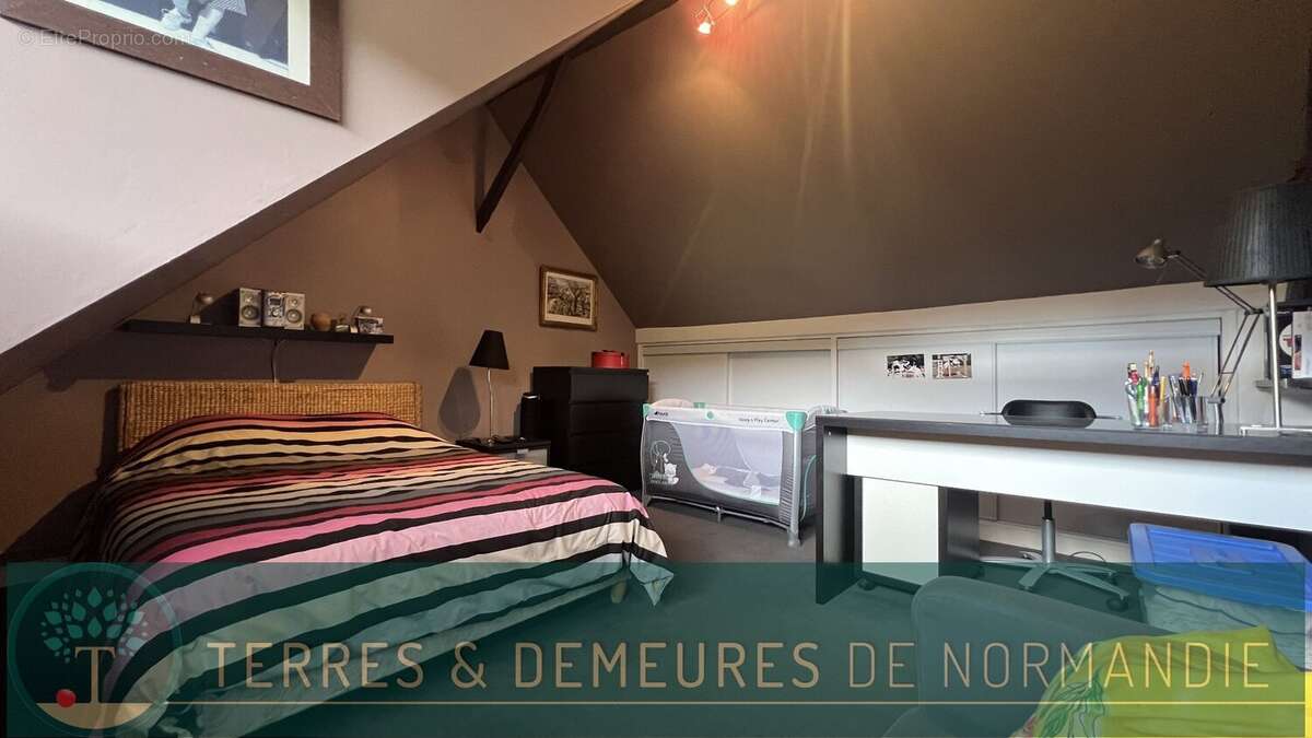 A vendre Authentique demeure normande 260m² issue de deux longères, 5 chambres, dépendances et jardin paysager 3400m², environne - photo 13