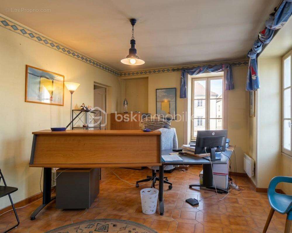 Marennes centre – Maison familiale en pierre de 145 m², 4 chambres, cour sans vis-à-vis et garage - photo 9