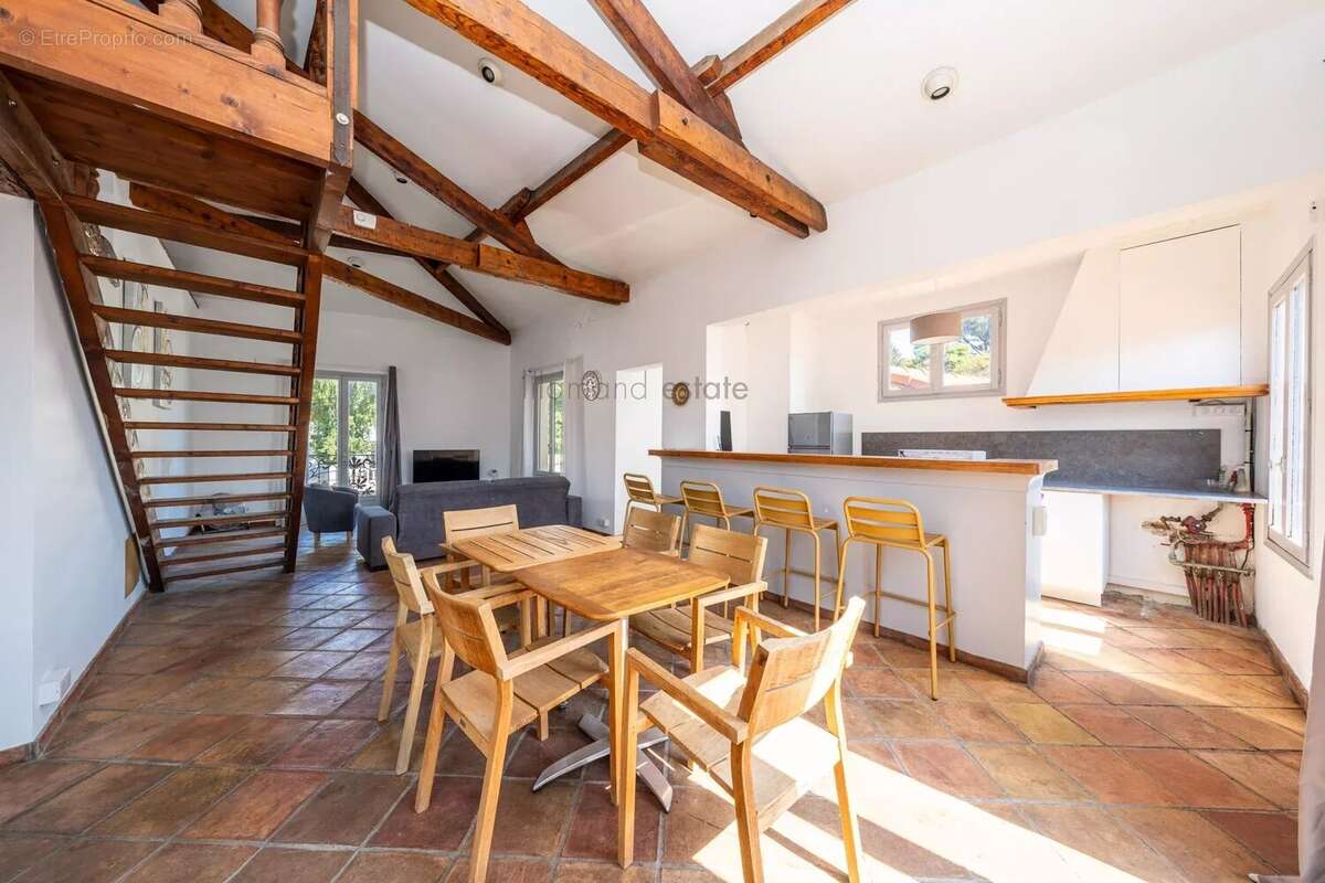 Cannes oxford – immeuble monopropriete de 440 m² avec stockage , voitures et appartement. - photo 2