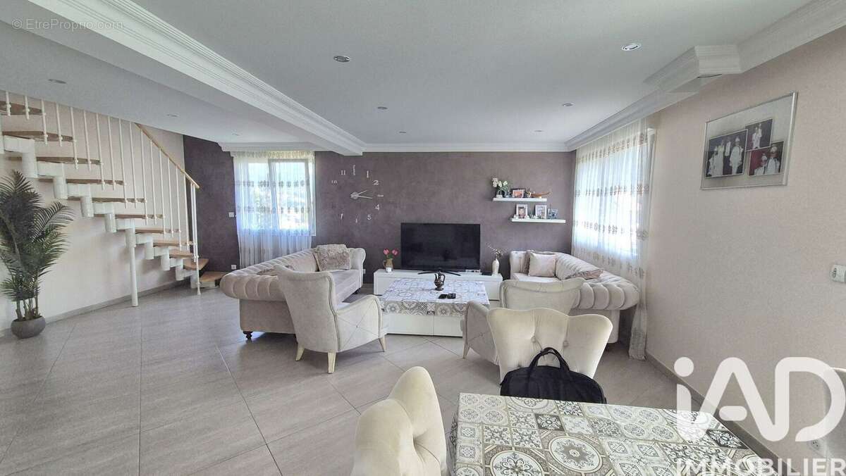 Appartement 118 m² à Villers-Le-Lac  - photo 2