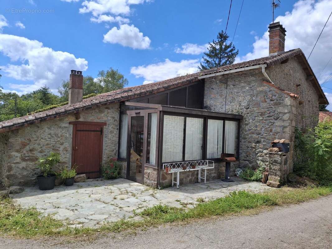 Maison 70 m² à Chabanais  - photo 2