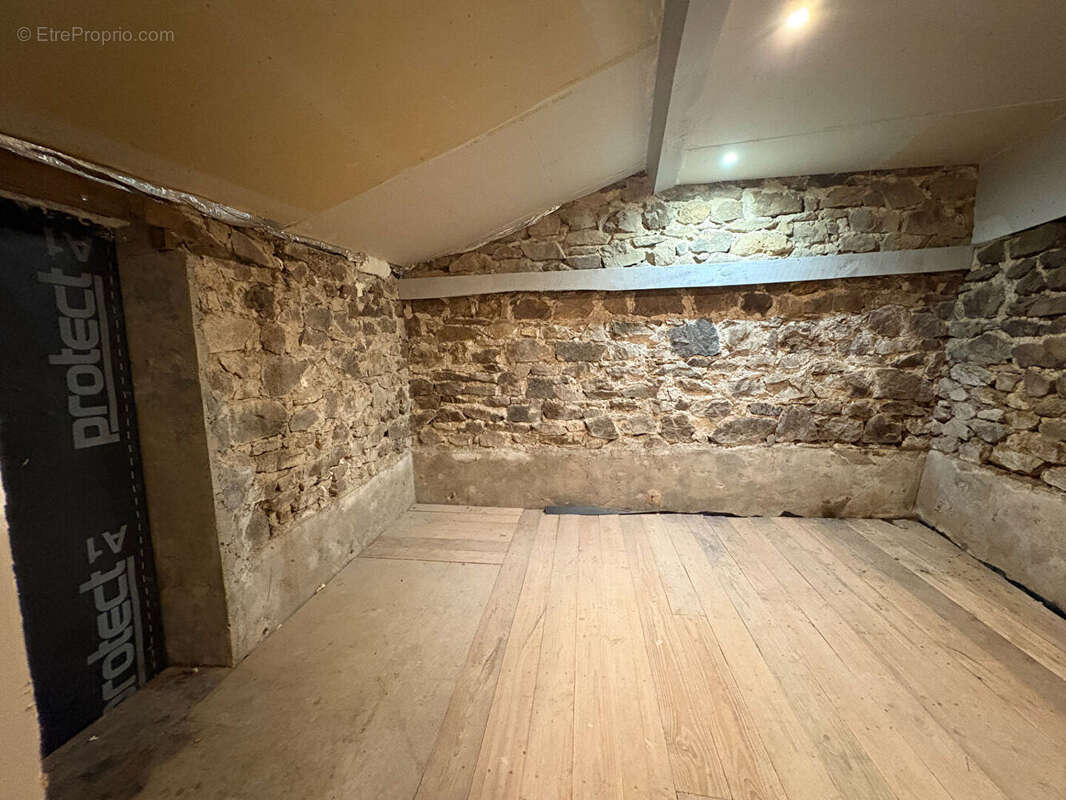 Fermette en pierre avec dépendances et terrain. - photo 18