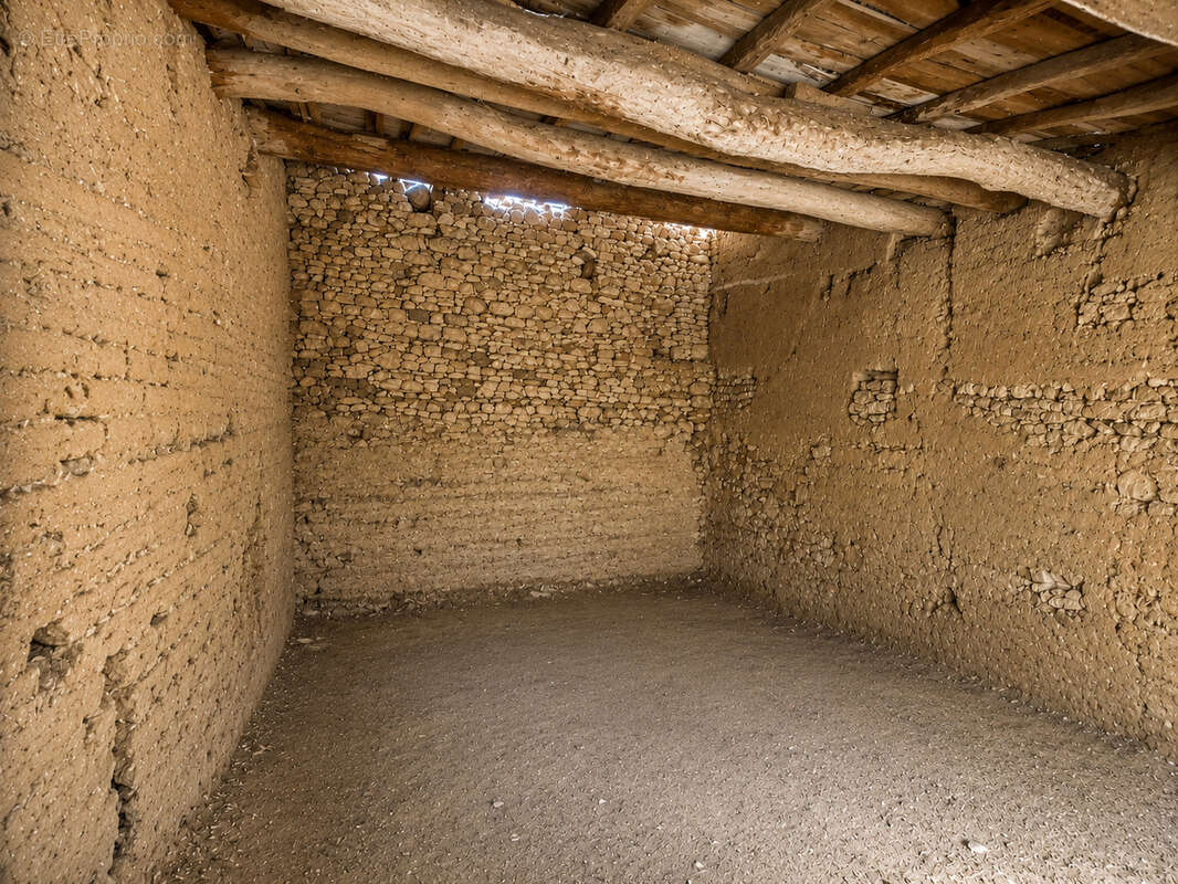 Maison à rénover sur le secteur de Neuville. - photo 3