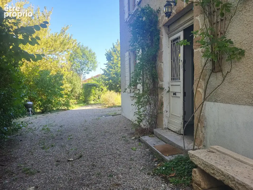 Maison familiale 235m2 avec 6 chambres à Neuville sur Saône - photo 6