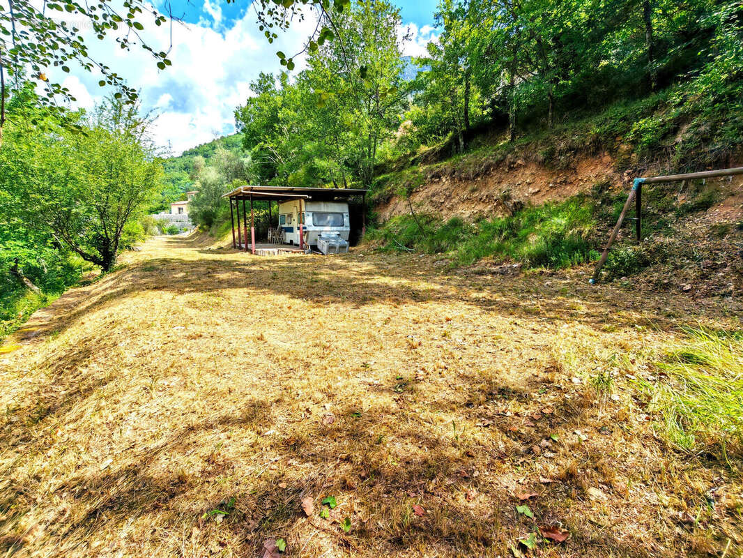 Terrain 1840 m² à La Tour  - photo 4