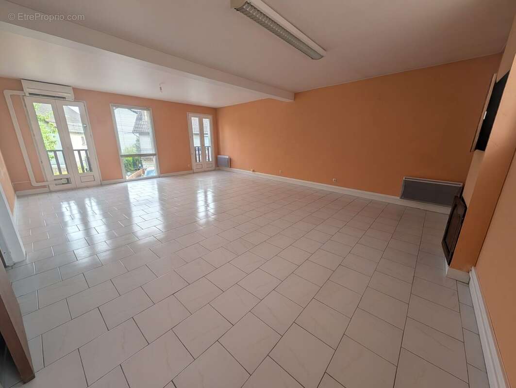Commerce 153 m² à Les Clayes-Sous-Bois  - photo 3