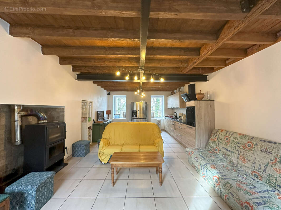 Maison à LE MAYET-DE-MONTAGNE