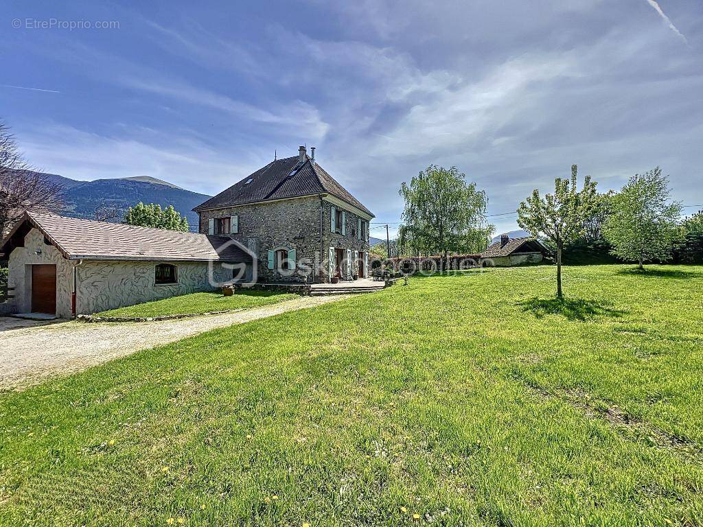 Maison à SAINT-MARTIN-DE-LA-CLUZE