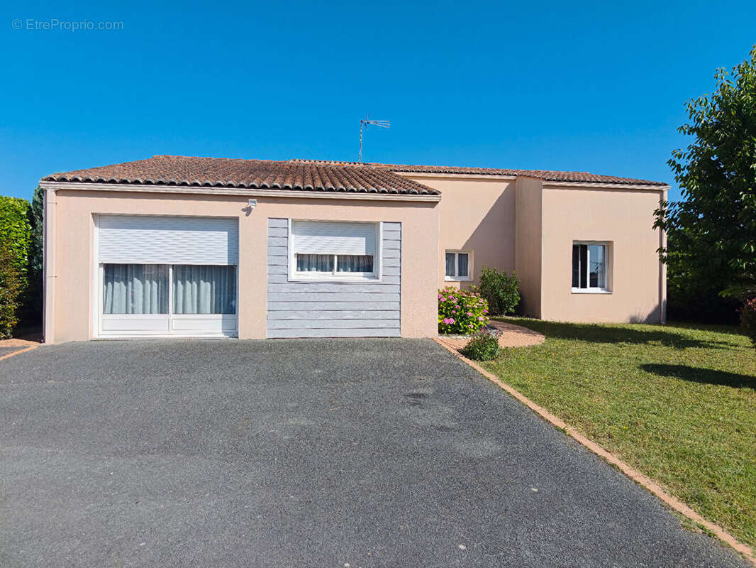 Maison à NIEUL-LES-SAINTES