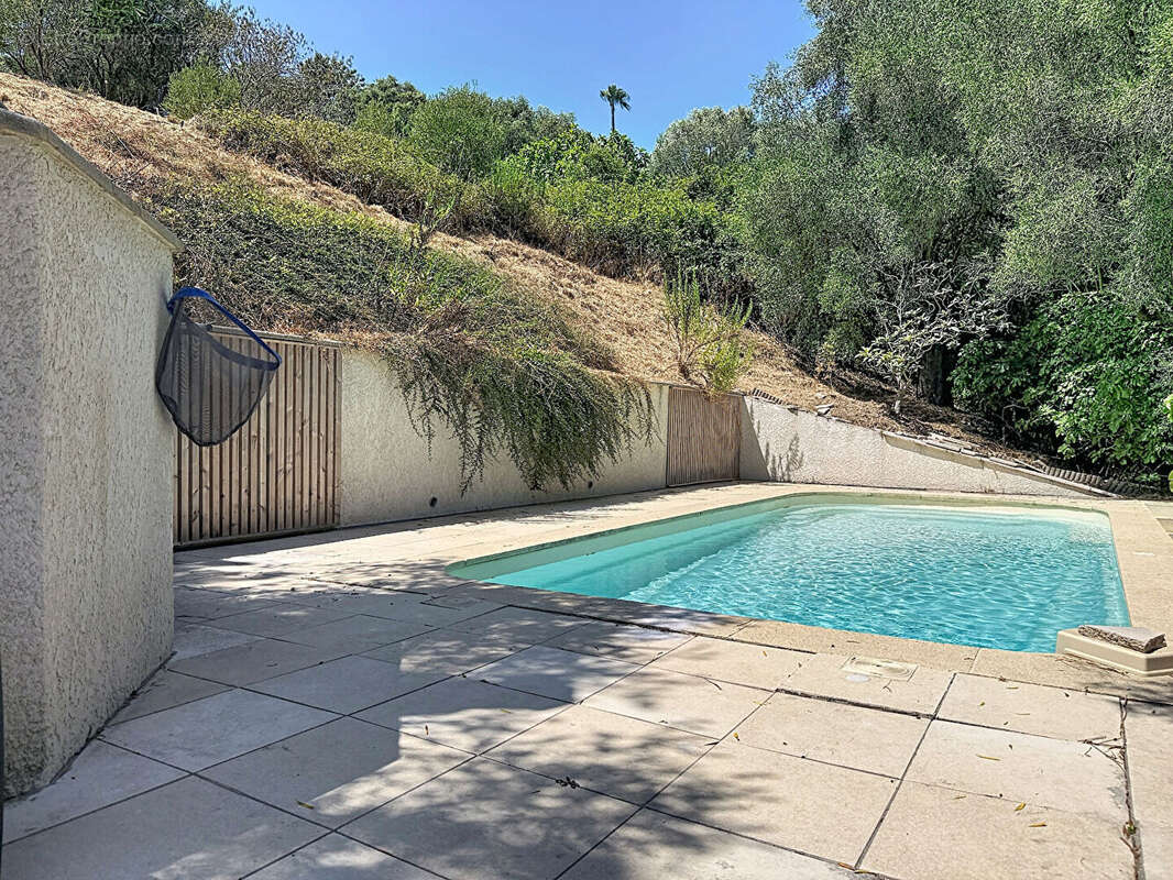A vendre Villa à Mougins 5 pièces de 165 m² sur 1335 m² de terrain avec piscine - photo 2
