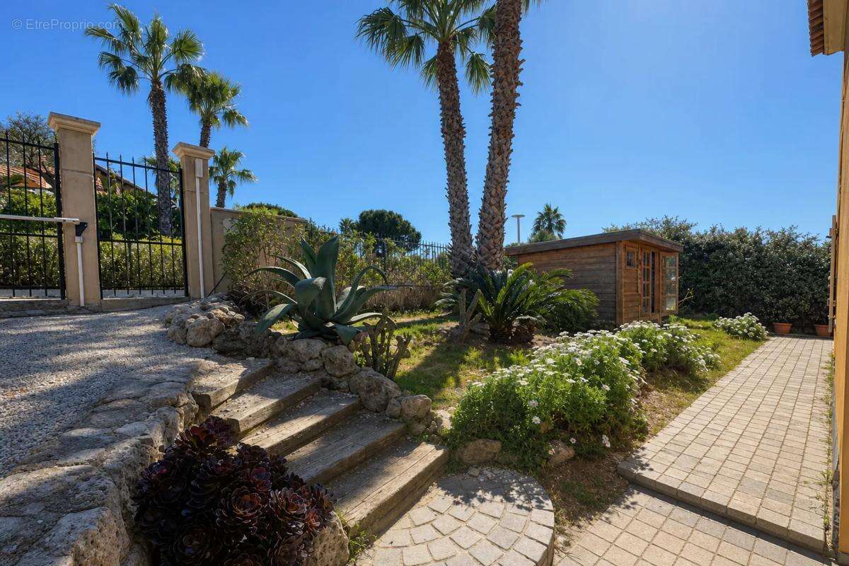 Maison à ROQUEBRUNE-SUR-ARGENS
