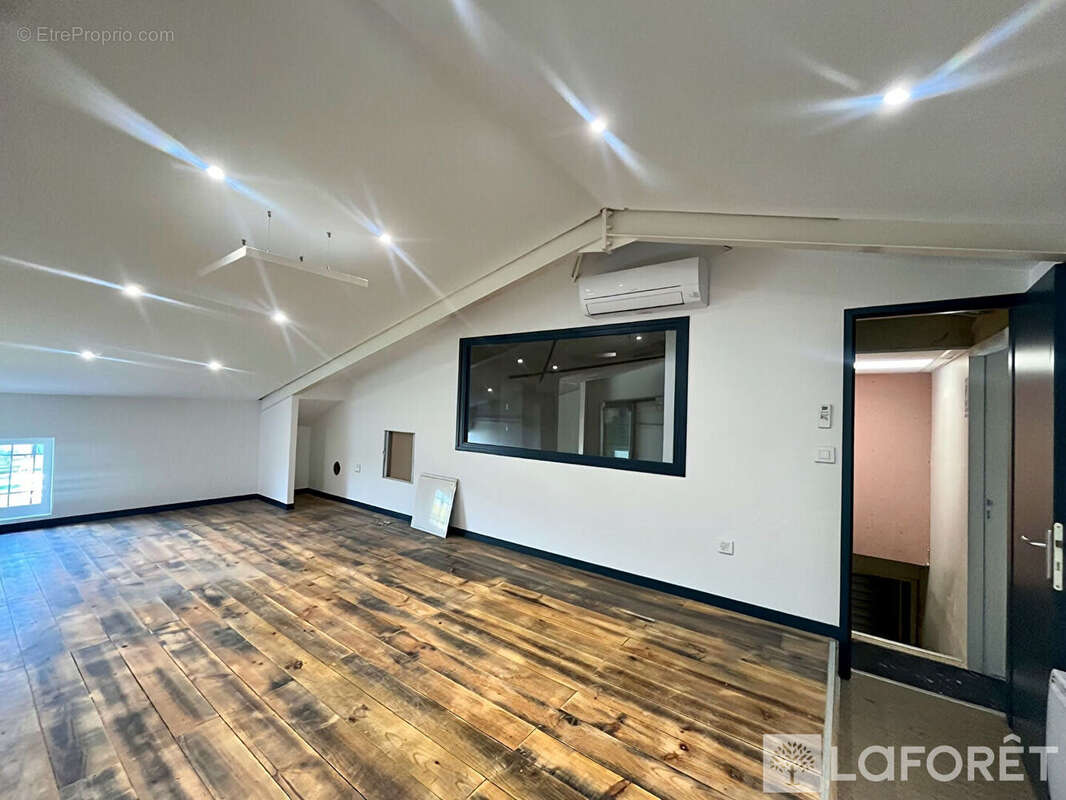 Commerce à AMBARES-ET-LAGRAVE