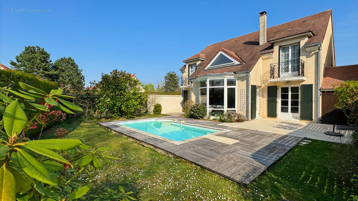 Maison à SAINT-NOM-LA-BRETECHE