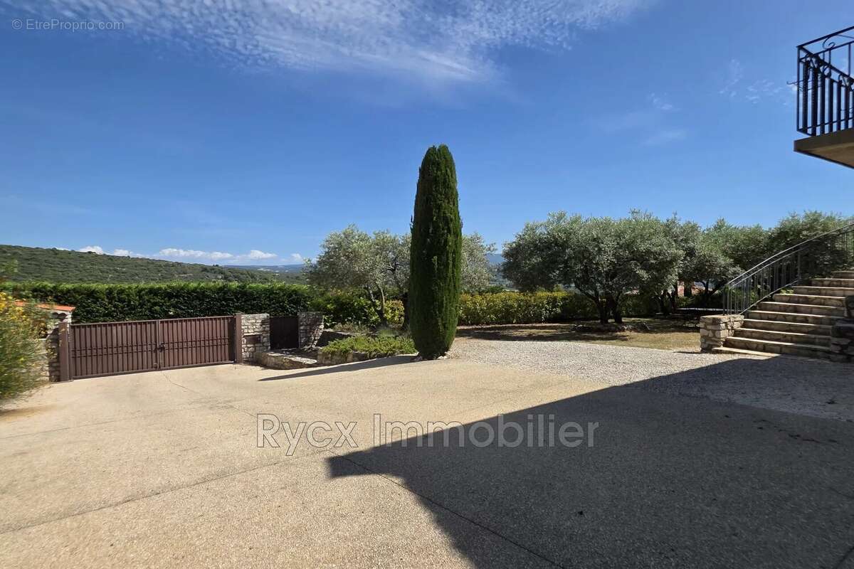 Maison 168 m² à Saint-Saturnin-Les-Apt  - photo 8