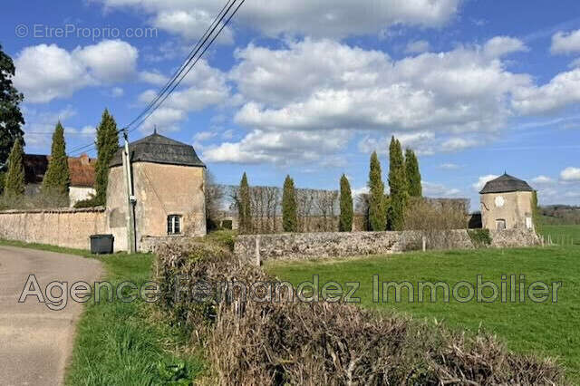Maison 432 m² à Saint-Maurice-Les-Chateauneuf  - photo 3