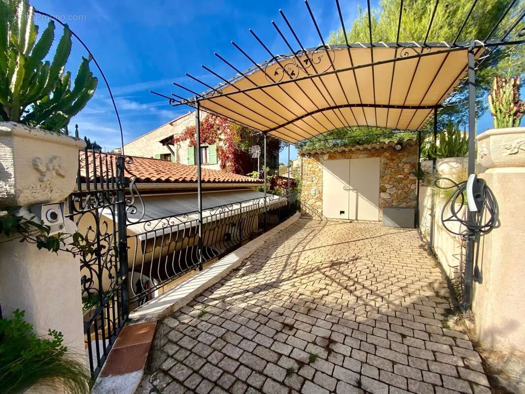 Maison à SAINT-LAURENT-DU-VAR