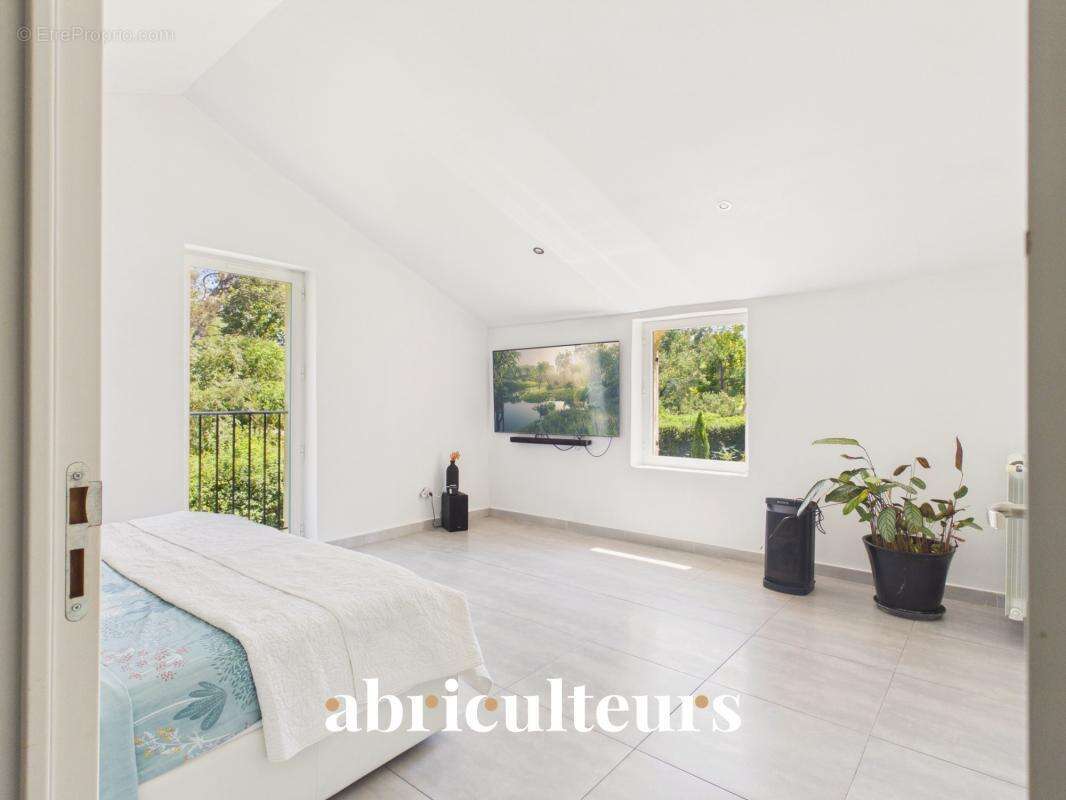 Mas provençal rénové de 249 m² avec dépendance – Grans - photo 13
