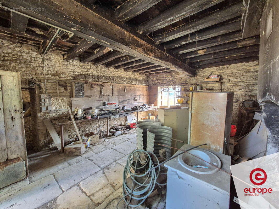 Ancienne ferme avec grange et hangar sur terrain de 4,6ha - photo 2