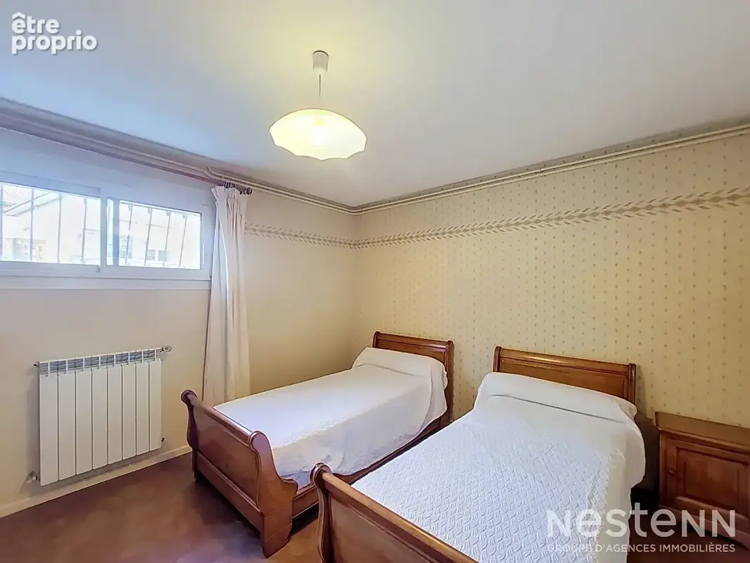 A Vendre Maison de 185 m² avec jardin clôturé dans un quartier résidentiel de Condom. - photo 9