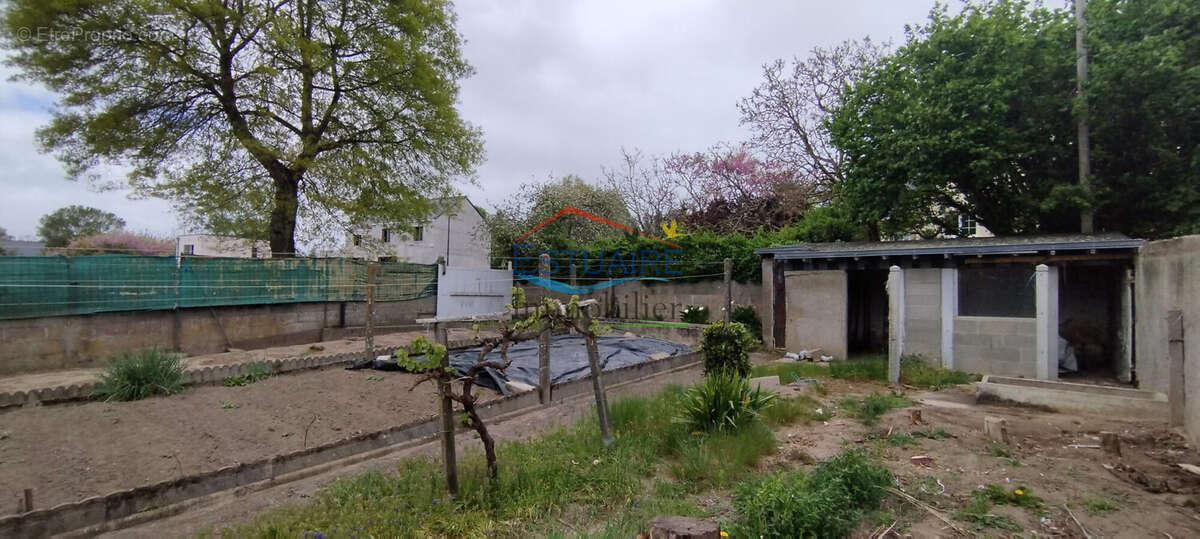 Terrain à SAINT-ETIENNE-DE-MONTLUC