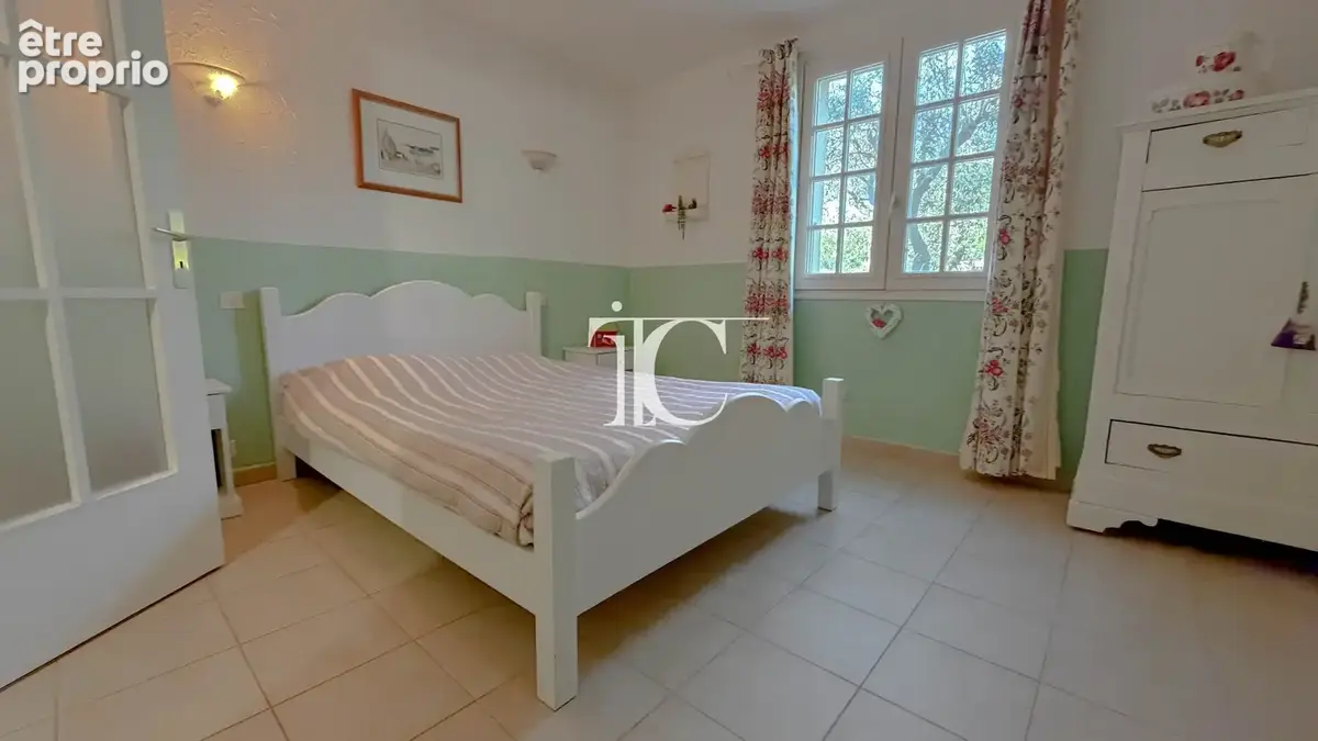 Propriété avec boxes, terrain clôturé et piscine sur 5 600 m² - photo 15