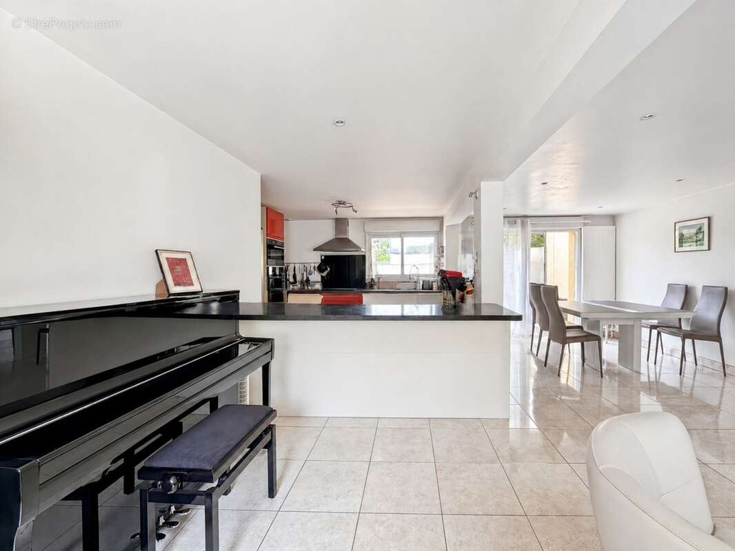 Angers – Maison familiale de 170 m², cinq chambres, Garage et grand jardin sans vis-à-vis - photo 4