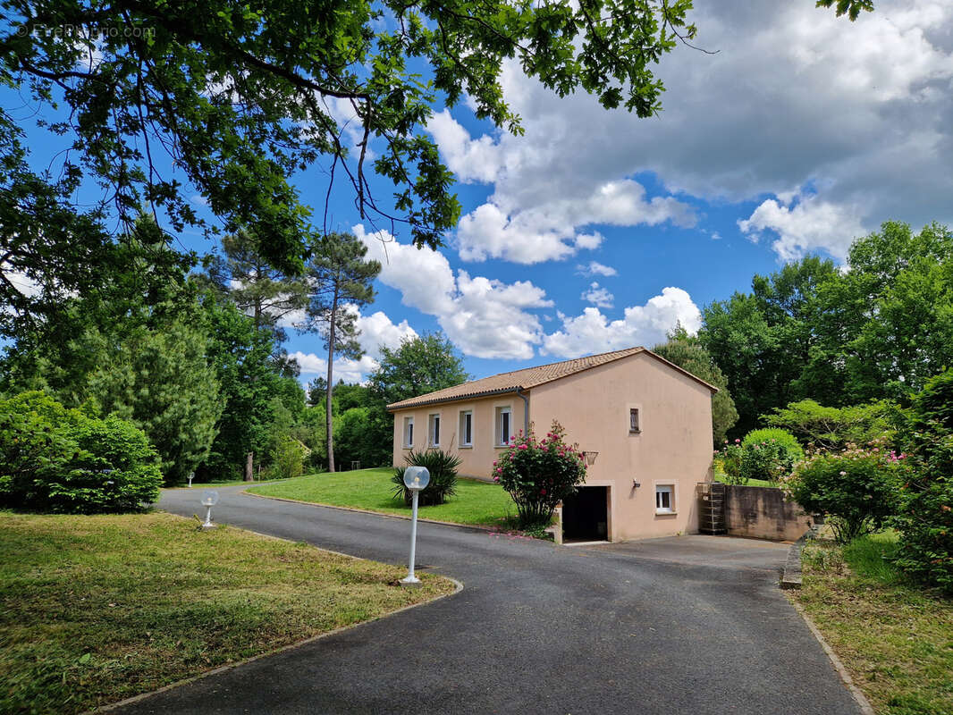 Proche Périgueux MAISON de PLAIN PIED 146 m2 avec 4 chambres / Grand garage / Grand terrain avec PISCINE. - photo 3